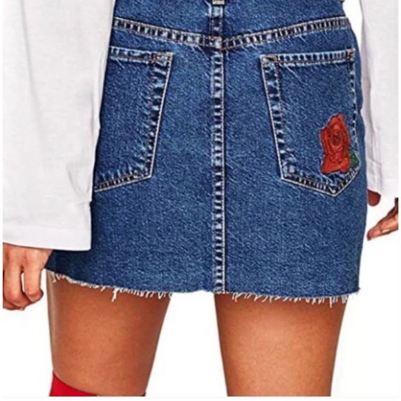 NEW ZARA Embroidered Rose Floral Denim Mini Skirt Size XS - Picture 3 of 7